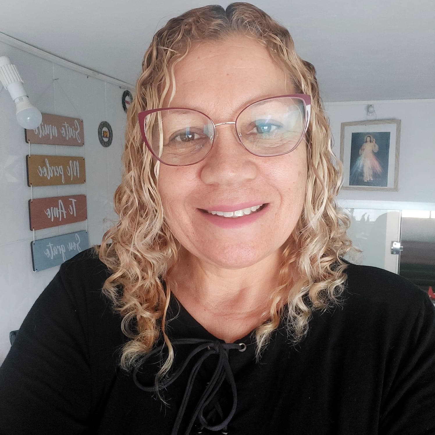 Foto de Eunice Marques em ambiente acolhedor